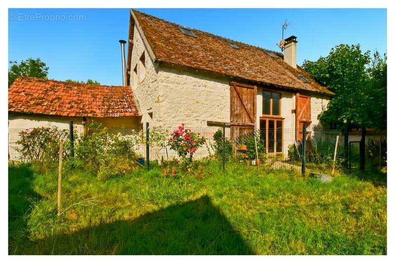 Propriété à vendre à Touchay : 2 maisons avec 4.5 hectares TOUCHAY (18) - photo 3