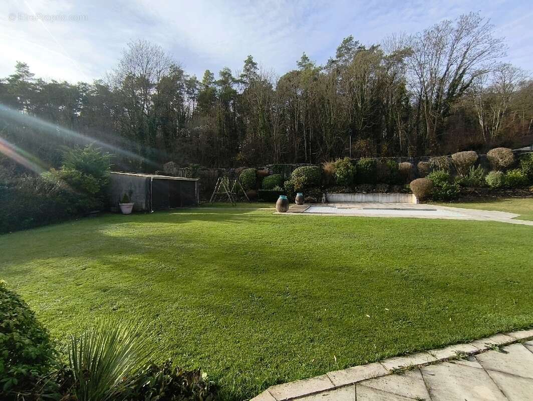 Maison à VALLANGOUJARD