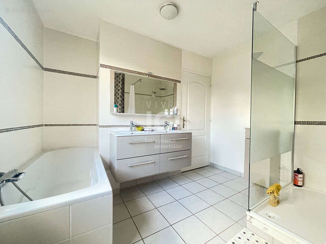 Appartement à AVRILLE