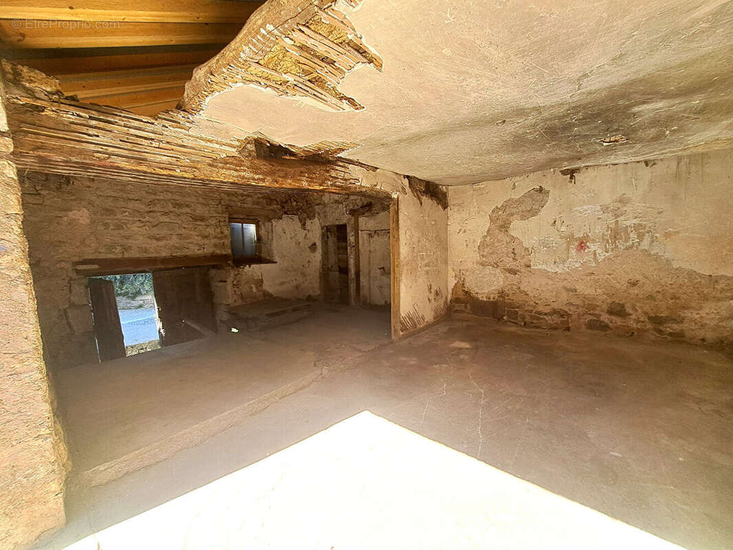 Maison à BAUME-LES-MESSIEURS