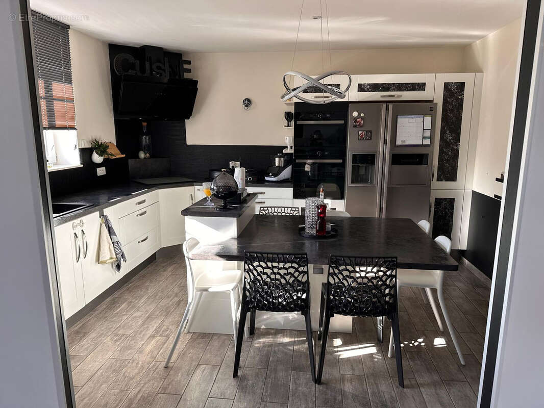 Maison 220 m² à Saint-Yorre  - photo 3