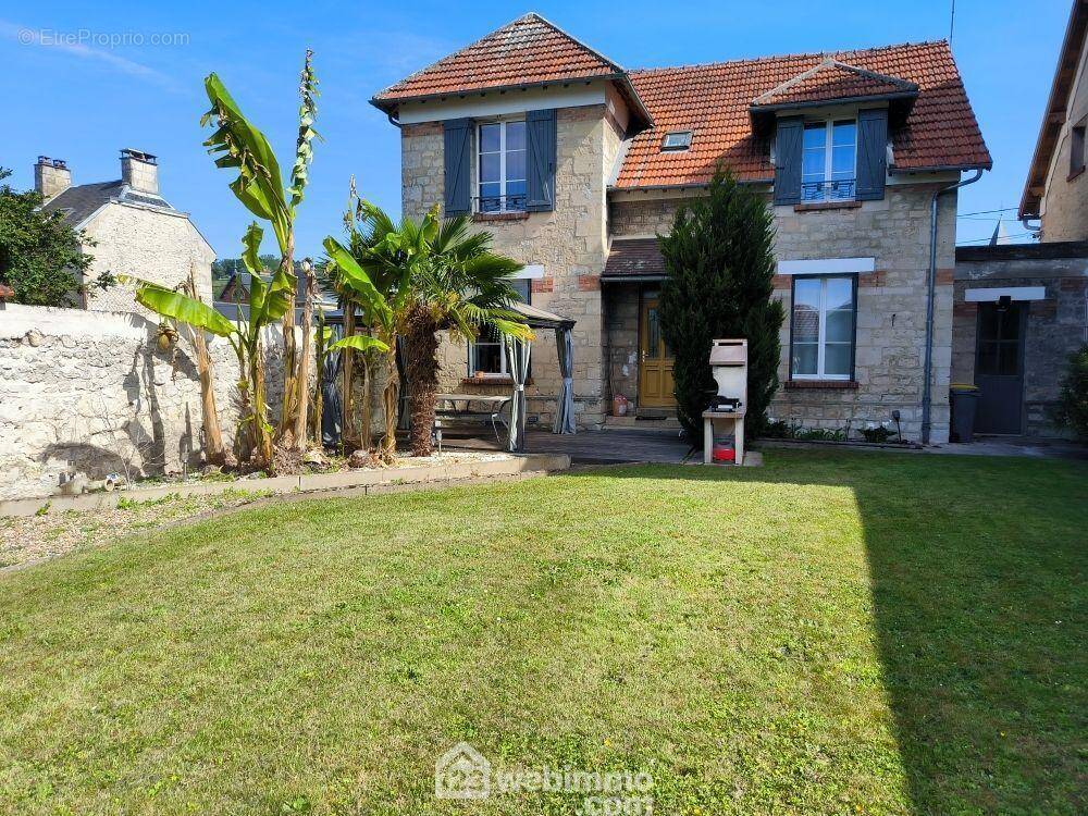 Jolie maison en pierre d'une surface habitable de 116 m² - Maison à VAILLY-SUR-AISNE