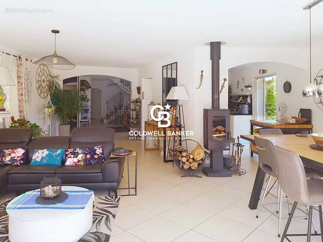 Saint-Aygulf – Élégante propriété familiale avec appartement indépendant, piscine et cadre naturel d'exception. - photo 9