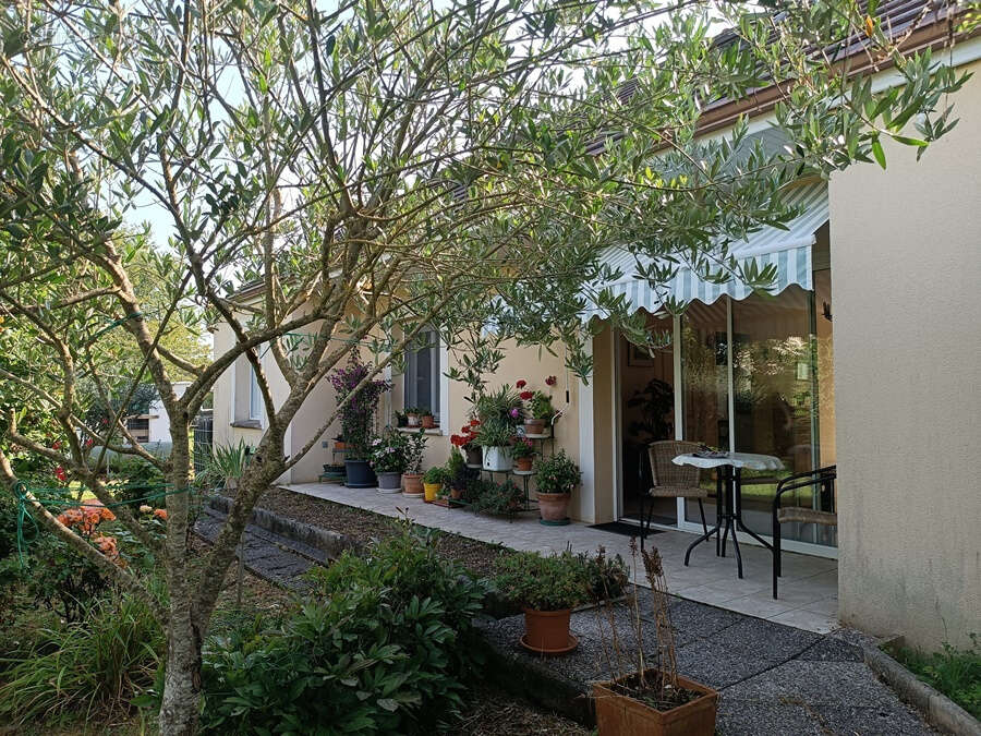 Nérondes (18350)   Ensemble immobilier de 227 m2 avec logement indépendant, véranda et deux garages - photo 5