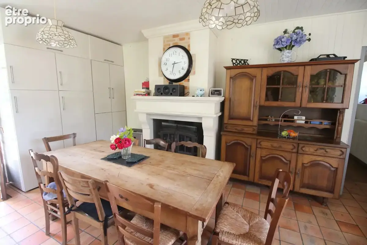 En bordure de village, maison indépendante de quatre chambres avec deux gîtes de deux chambres, grand jardin et piscine - photo 5