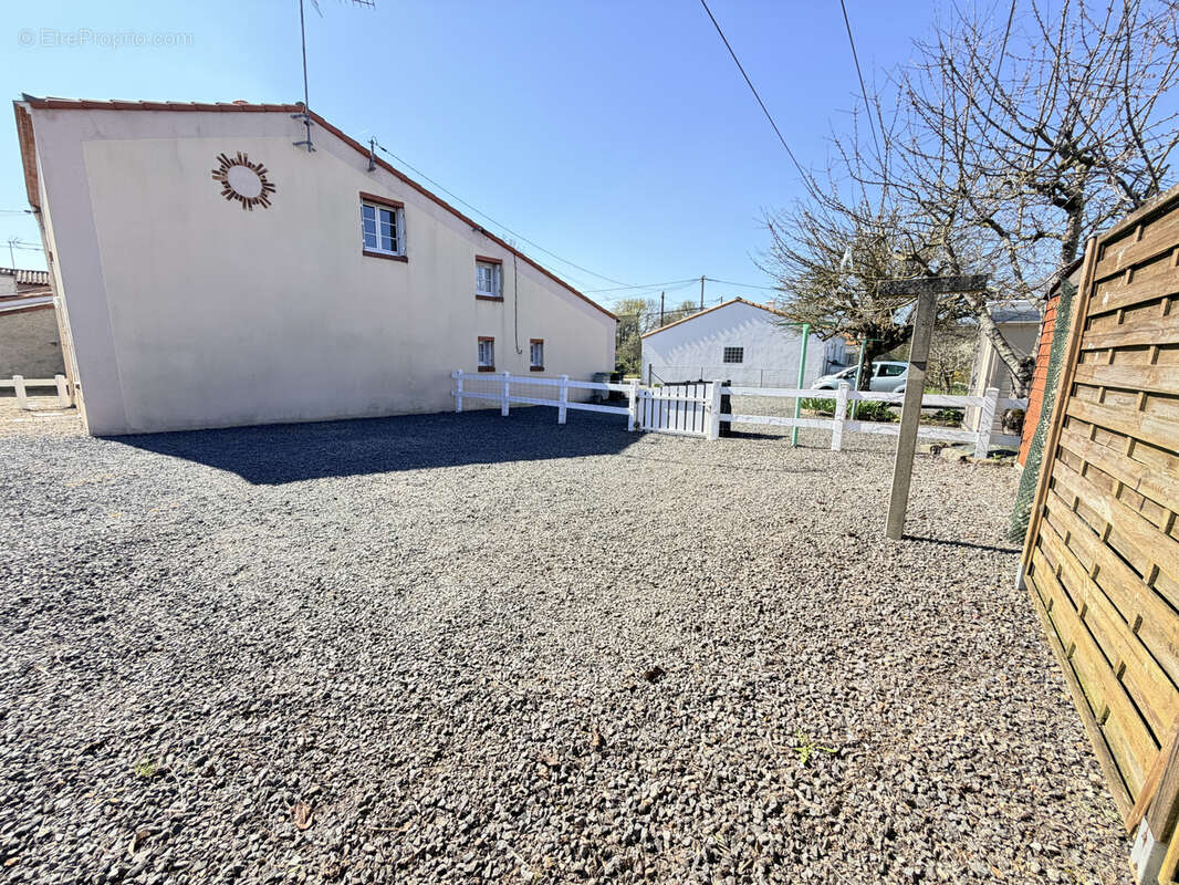 Maison à MONNIERES