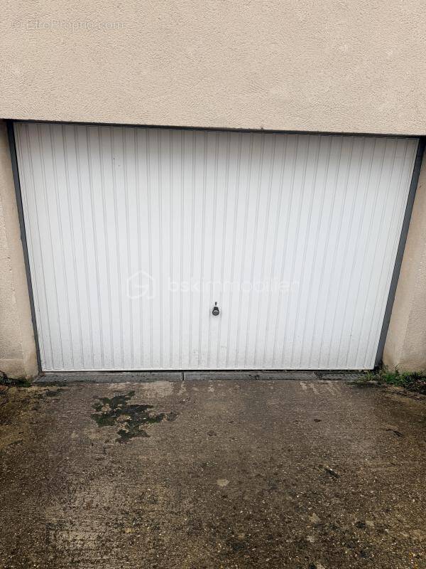 Parking à MOUSSY-LE-VIEUX