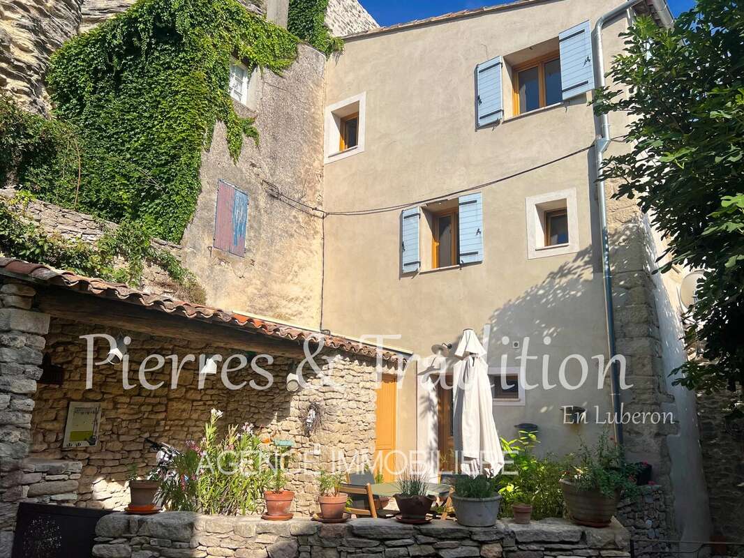 Saignon, maison de village entièrement rénovée avec 2 terrasses et vue - photo 2
