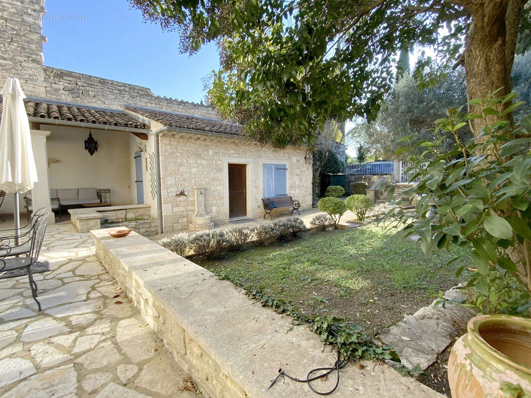 Belle maison de village en pierre avec jardin. - photo 2