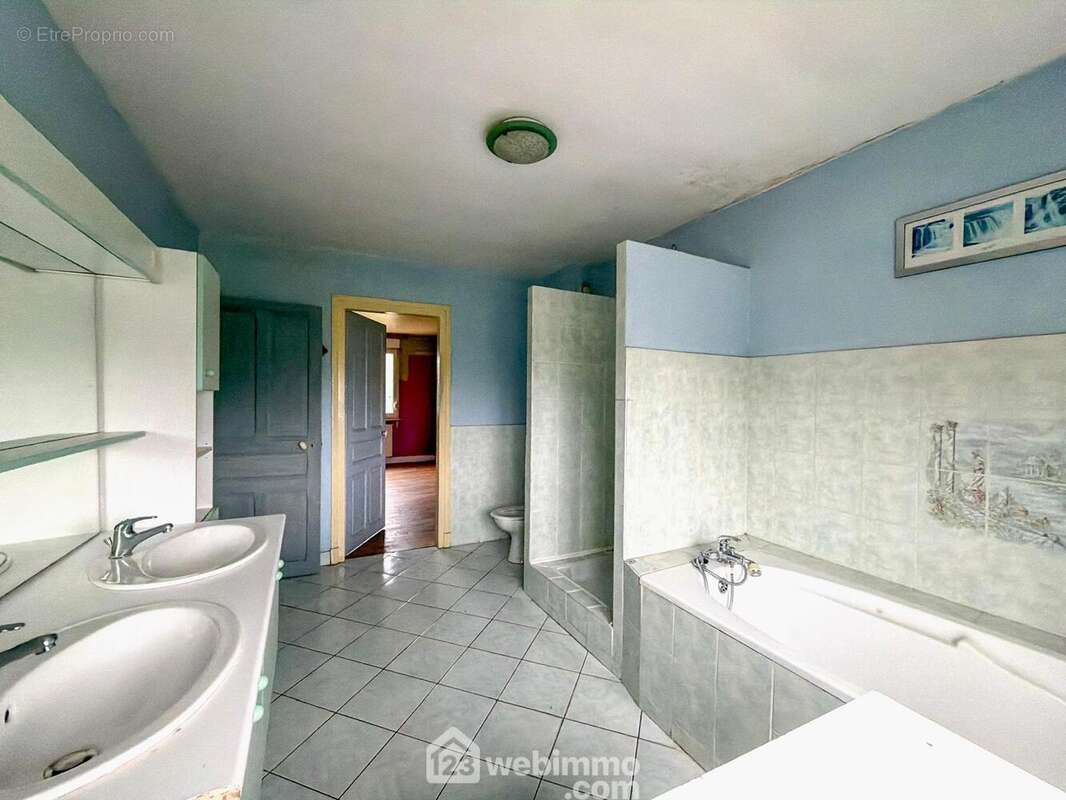 Salle de bains - Maison à DOULCON