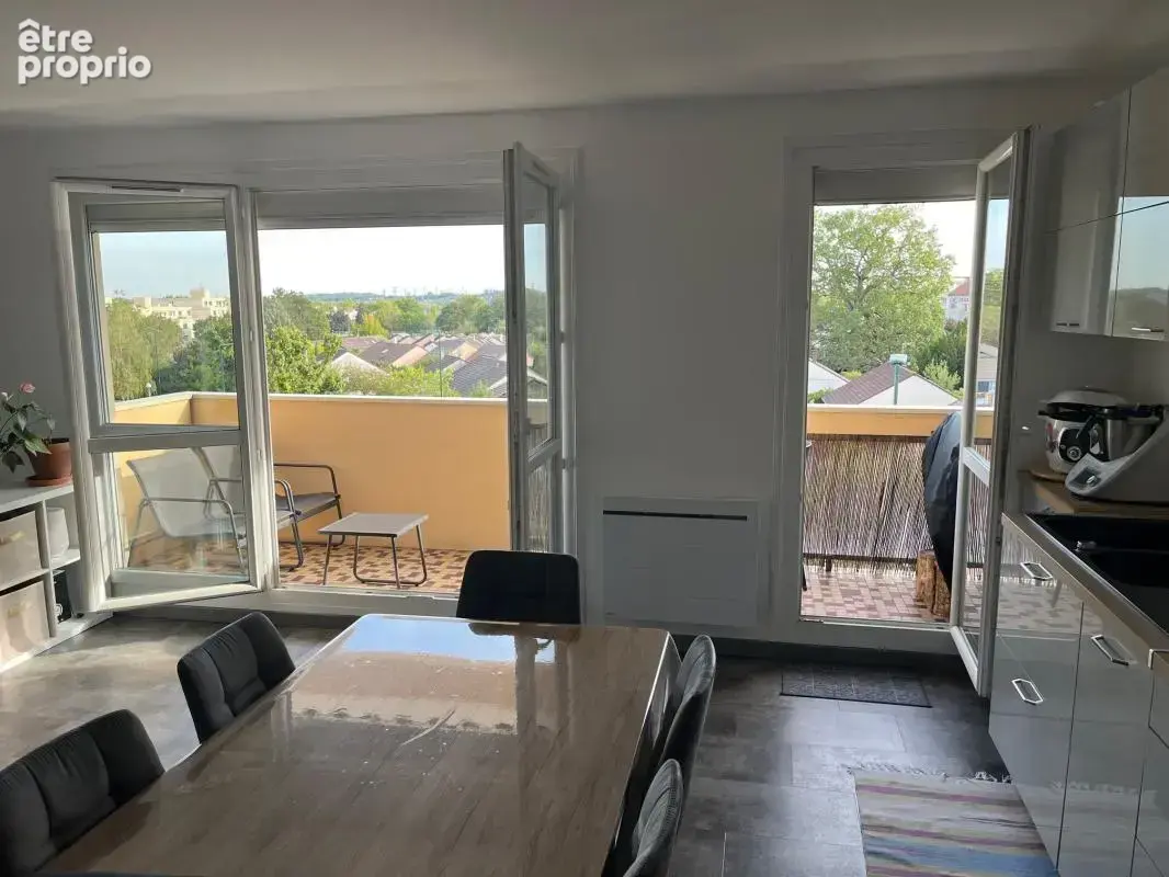 RARE F3 71m² + 2 balcons résidence du BOIS DE VAIRES. Entrée, placards, cuisine équipée ouverte sur séjour double, 1 ou 2 chambr - photo 20