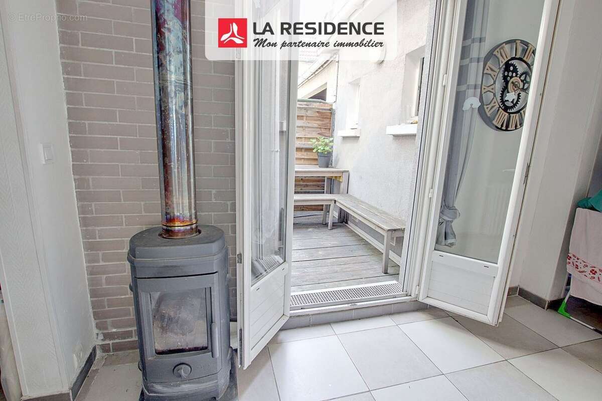 Appartement à LE MESNIL-SAINT-DENIS
