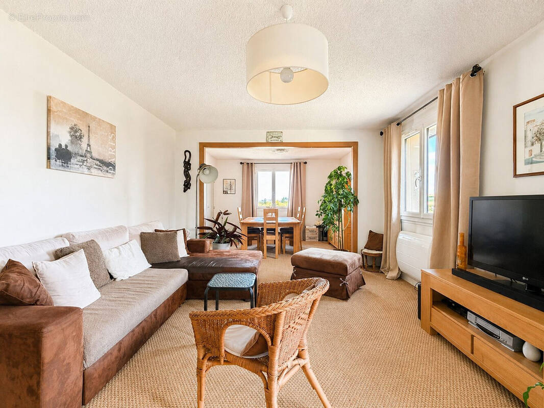 Appartement à COMBRONDE