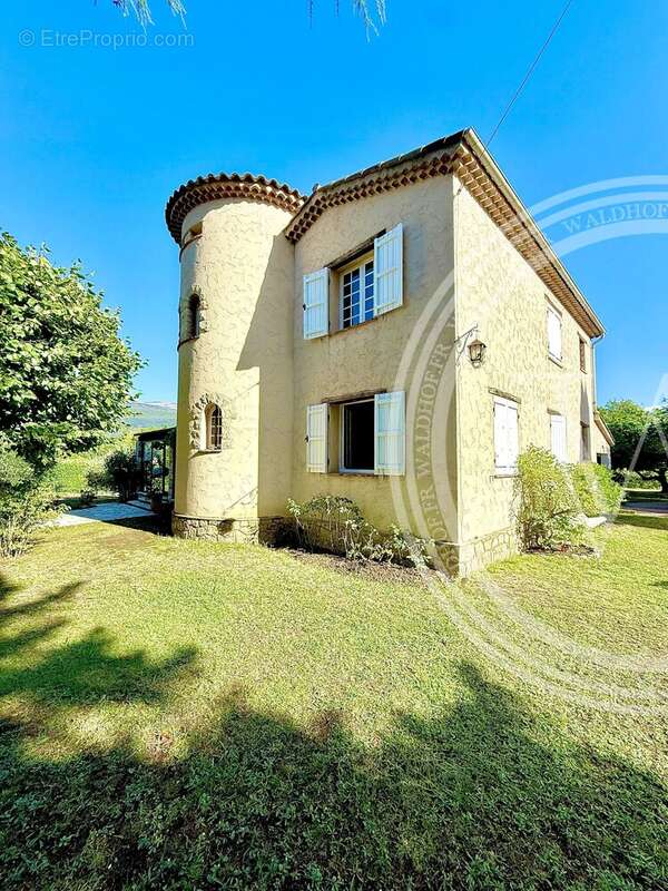 Appartement à CHATEAUNEUF-GRASSE