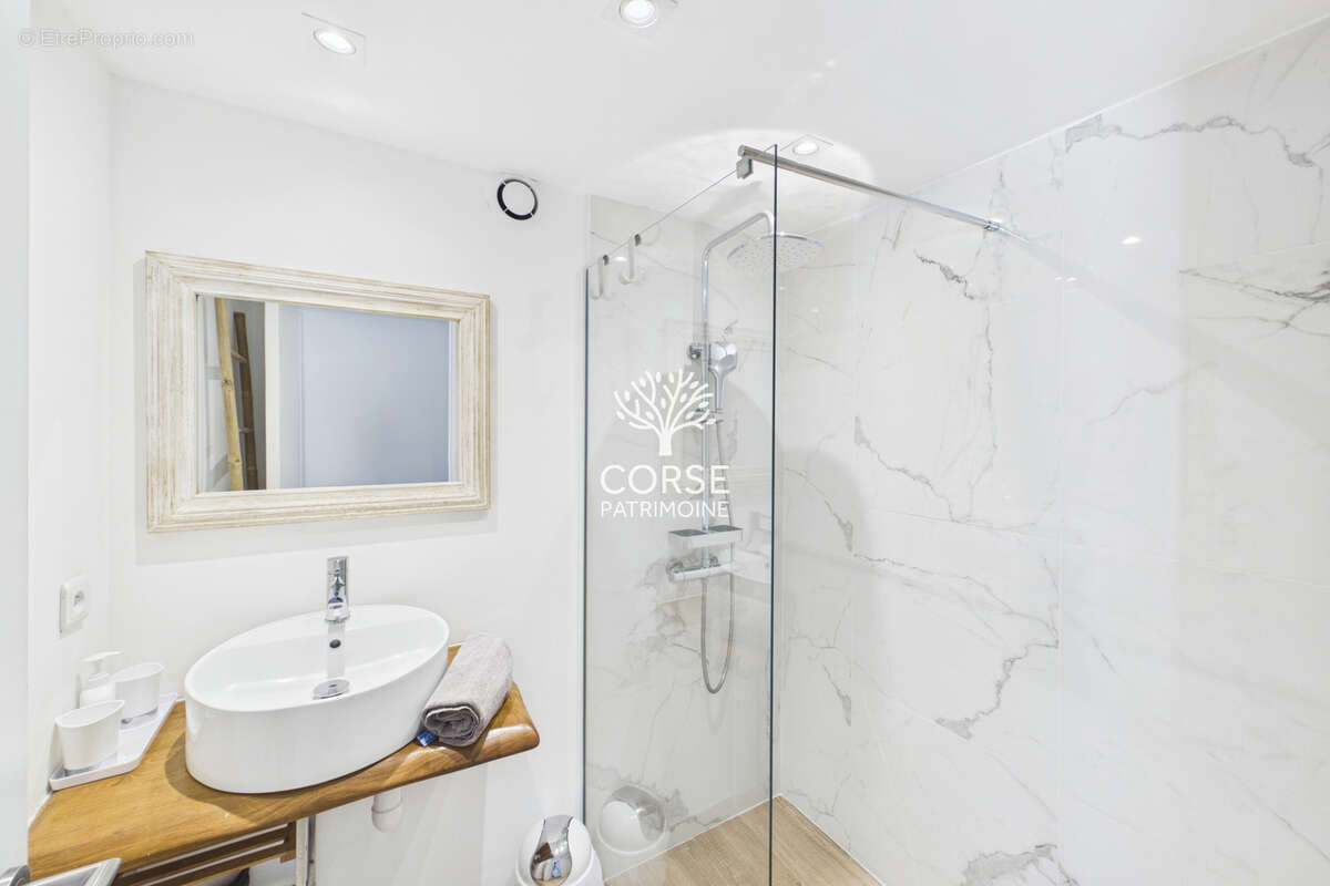Maison avec piscine et dépendance - photo 10