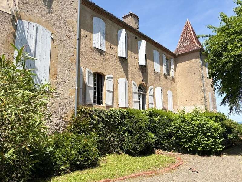 Gers(32), TRES BEAU CHATEAU DE FAMILLE 45HA avec dependances, un peu caché, en position dominante, une belle histoire - photo 7