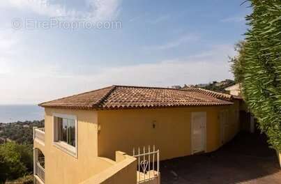 Maison à ROQUEBRUNE-SUR-ARGENS