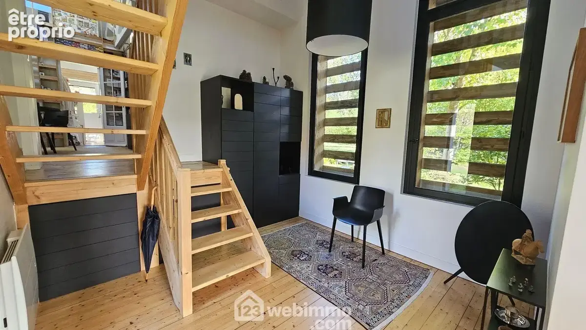 Une entrée spacieuse de 12 m² .