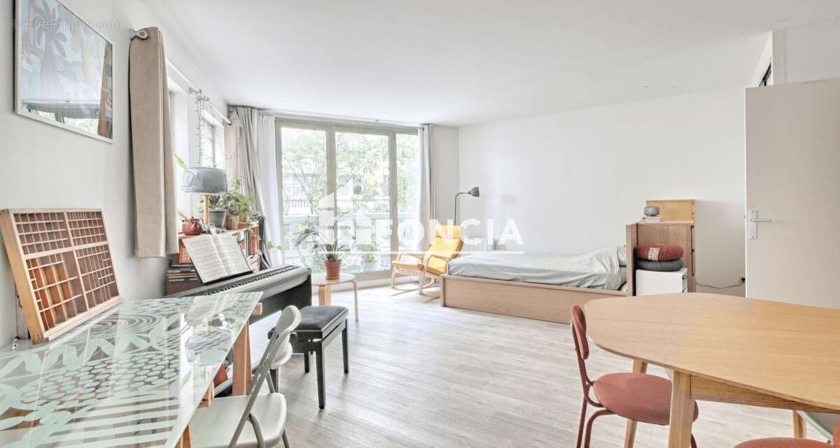 Tram jean moulin studio transformable en 2p dans immeuble recent - photo 2