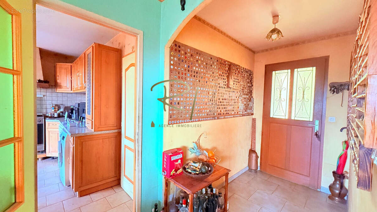 Maison à SAINT-JEAN-DE-MARUEJOLS-ET-AVEJAN