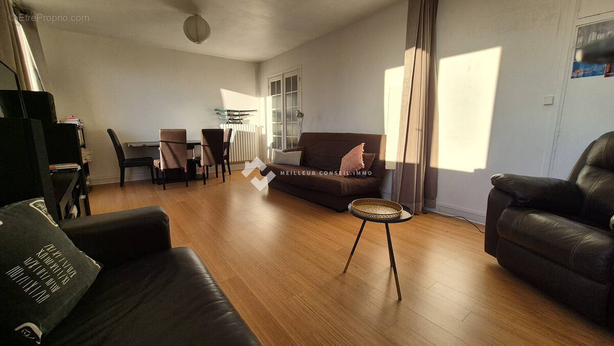 séjour salon - Appartement à THORIGNY-SUR-MARNE