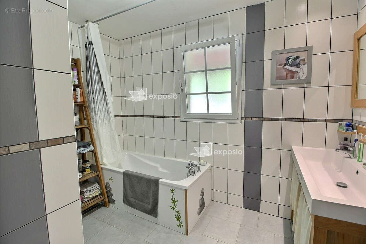 Maison à PRISSE-LA-CHARRIERE