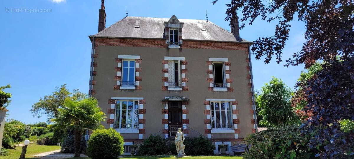 Maison de maître à l’orée d’une petite ville historique - photo 3