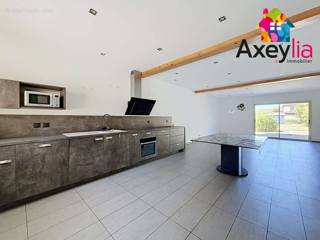 A vendre - feurs -  maison individuelle avec terrain et grand espace de vie - photo 5