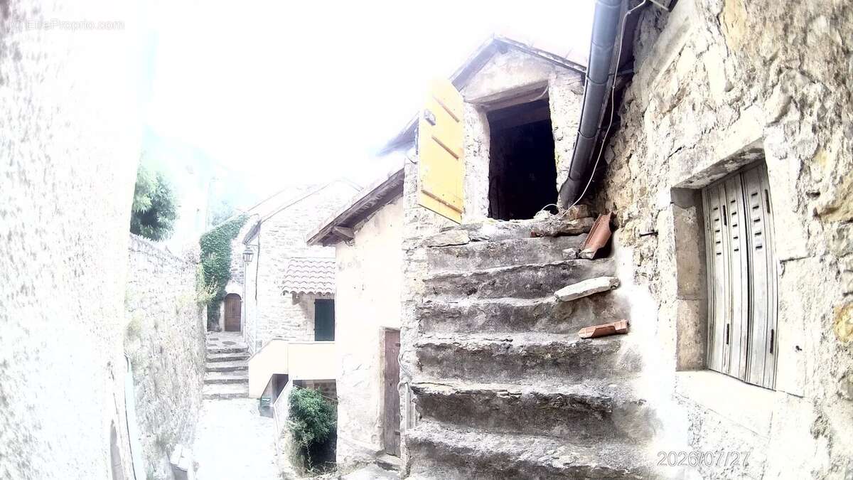 PEYRELEAU (12720) – Charmante maison de village rénovée avec jardin et terrasse plein sud - photo 4