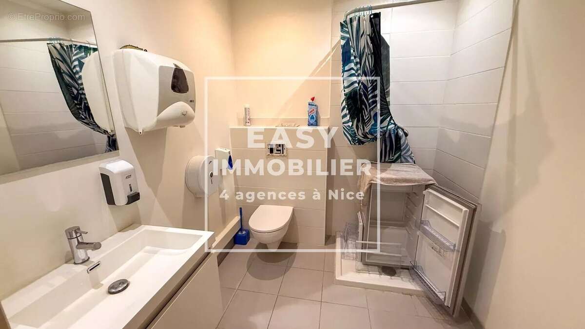 Commerce 76 m² à Saint-Andre-De-La-Roche  - photo 3