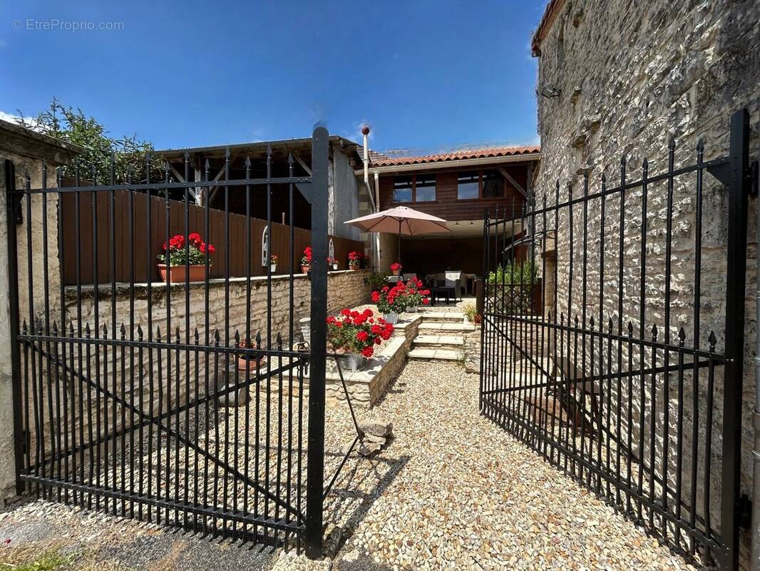 Maison à NANTEUIL-EN-VALLEE