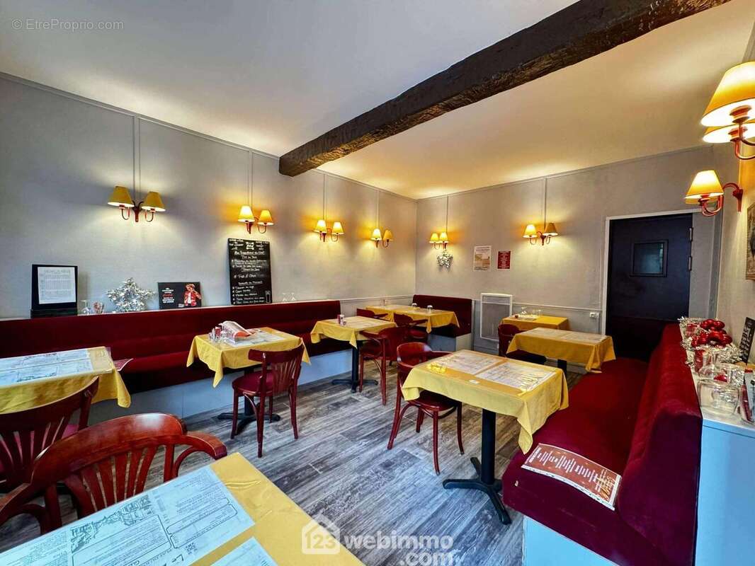 Une seconde salle cosy de 20 couverts, parfaite pour créer une ambiance plus intime ou accueillir des groupes en toute tranquillité - Commerce à LAON