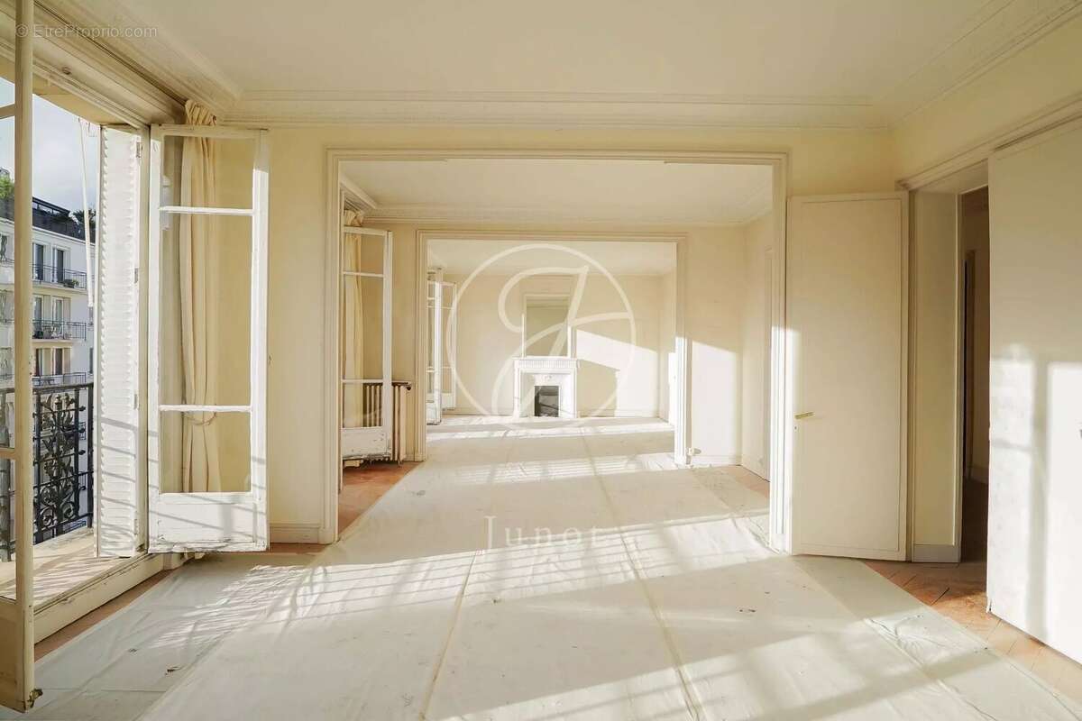 Appartement à PARIS-16E