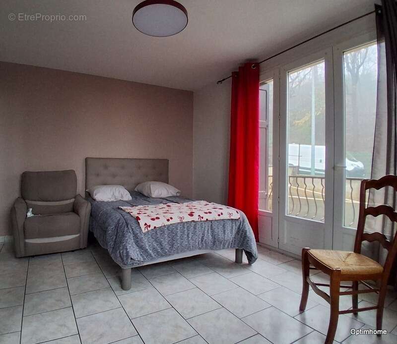 Maison à LE CHAMBON-FEUGEROLLES