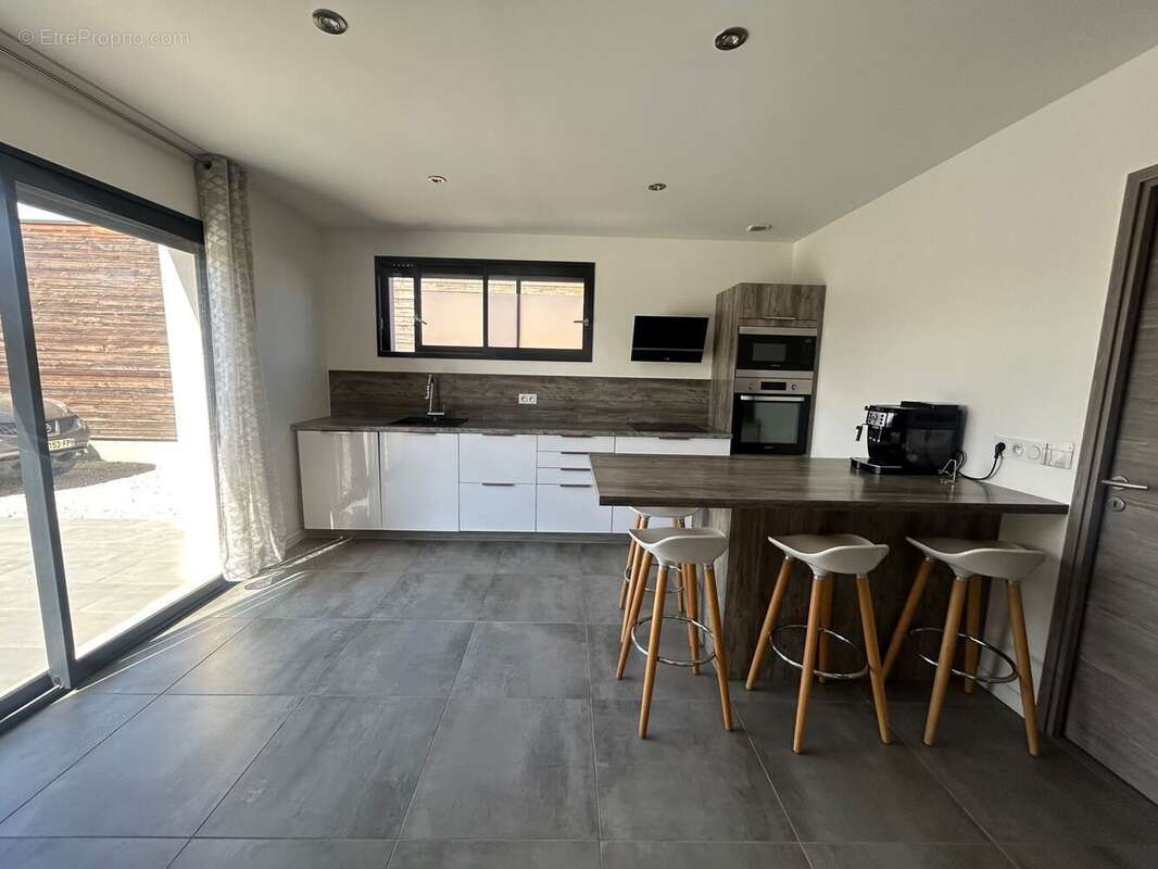 Maison 166 m² à Saint-Paul-Les-Romans  - photo 2