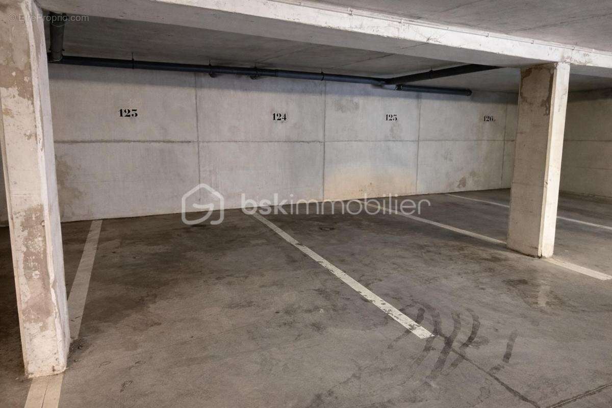 Parking à SIX-FOURS-LES-PLAGES