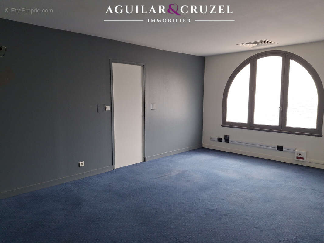À vendre — Bourges, Quartier Charlet Bâtiment à usage professionnel — Environ 210 m2 - photo 3
