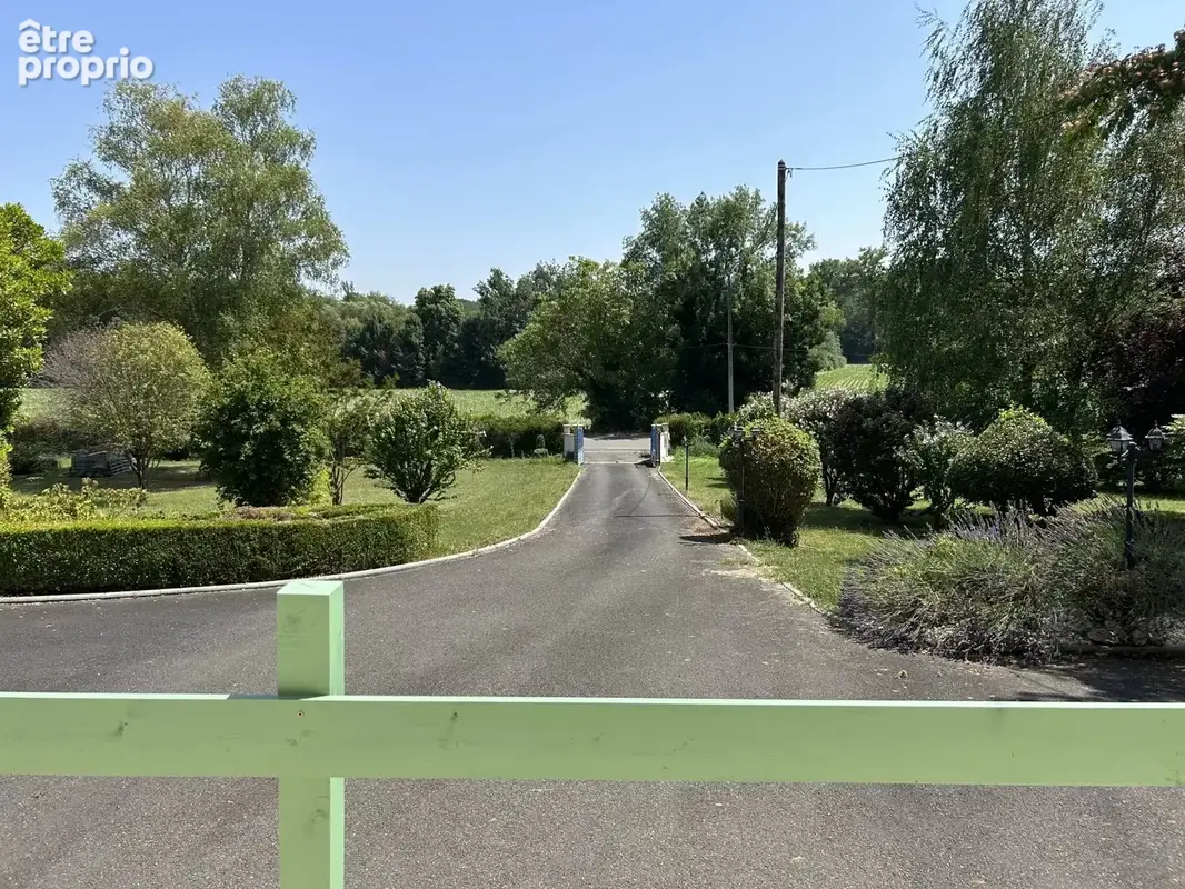 Maison rénové de 4 chambres avec garage pour 3 voitures, dépendances sur 1,3 ha - photo 18