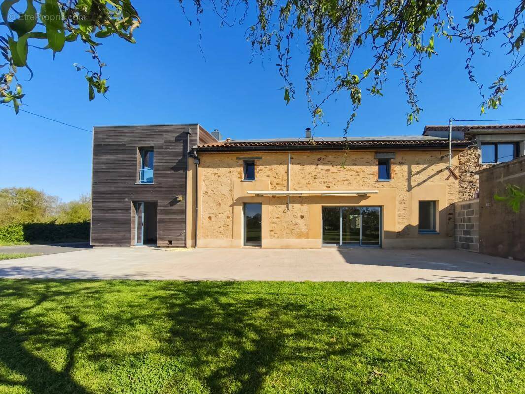 Maison à SAINT-MACAIRE-EN-MAUGES