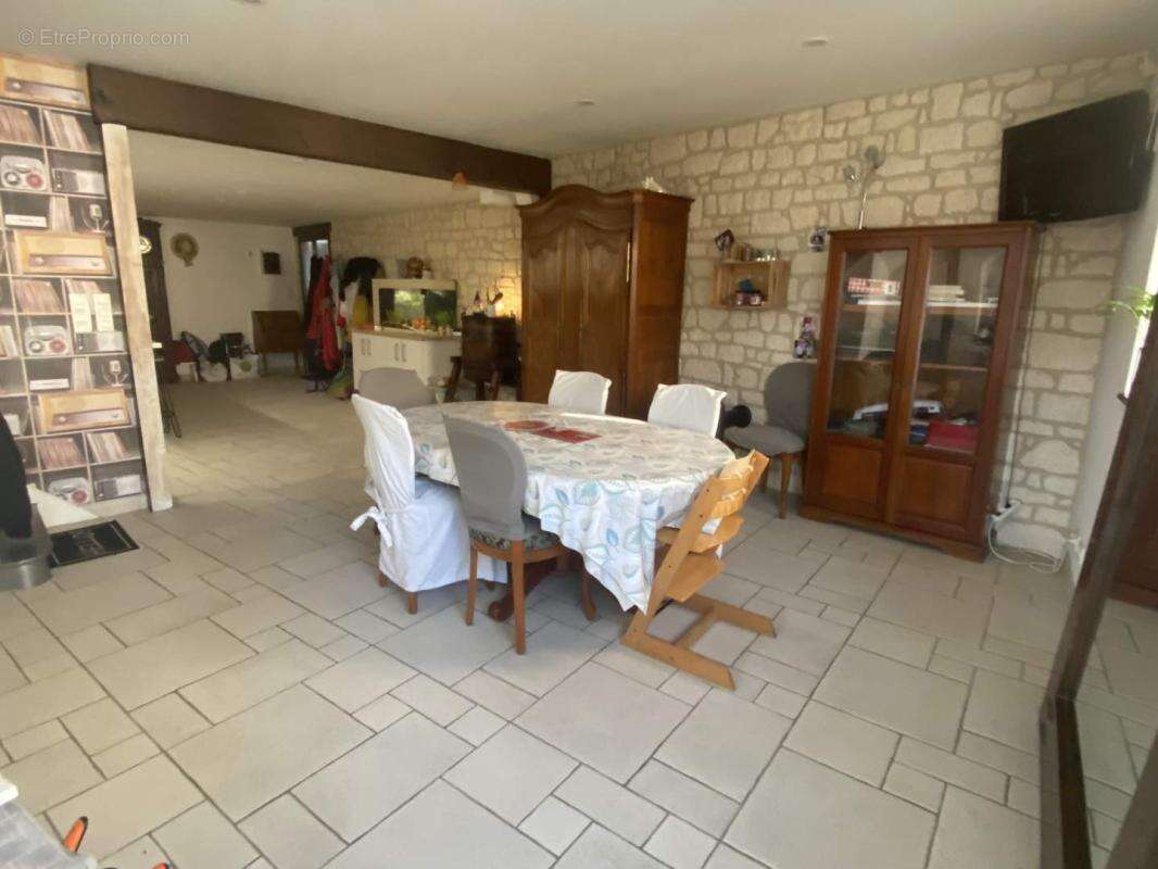 Appartement 338 m² à Fougeres  - photo 10