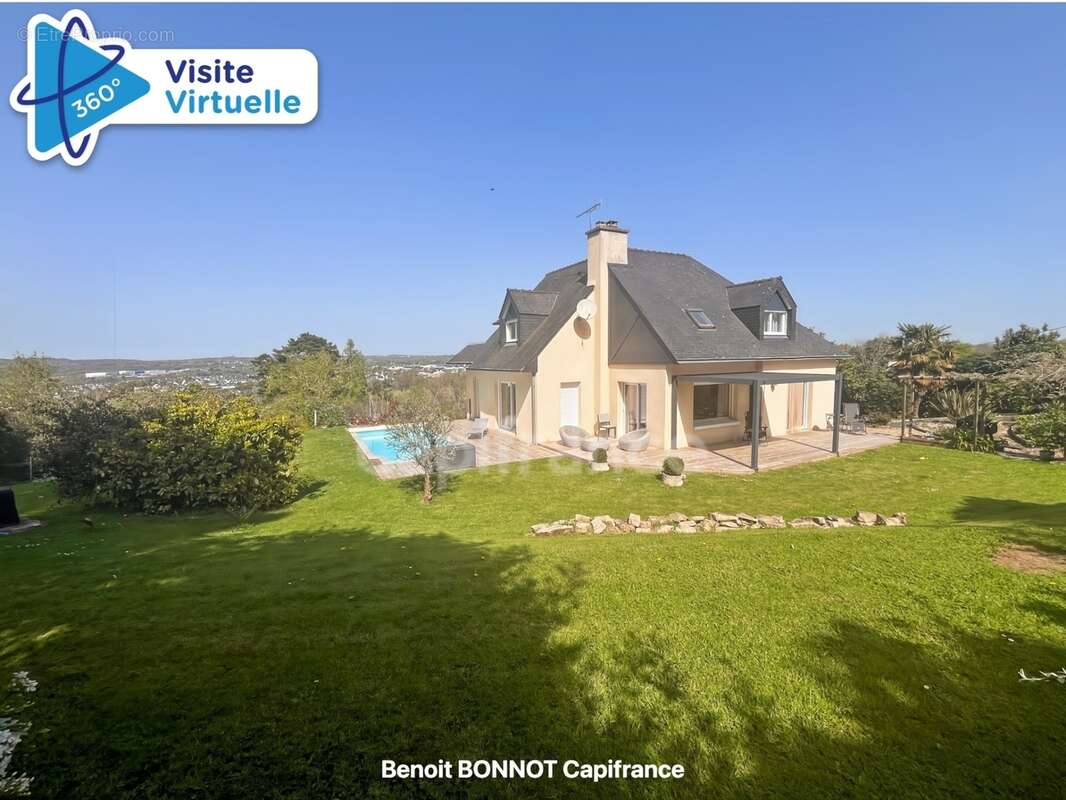 Piscine chauffée, terrain de 2 261 m², vue dominante et rénovation complète en 2024 : découvrez cette superbe maison familiale s - photo 2