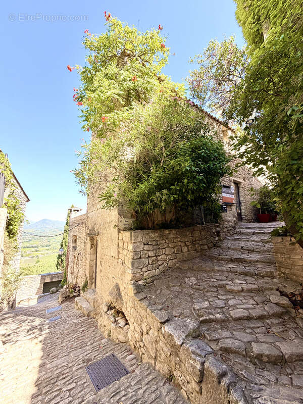 5mn de vaison - beau local avec terrasse et vue - photo 3