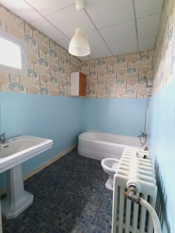 Maison à COURS-LA-VILLE