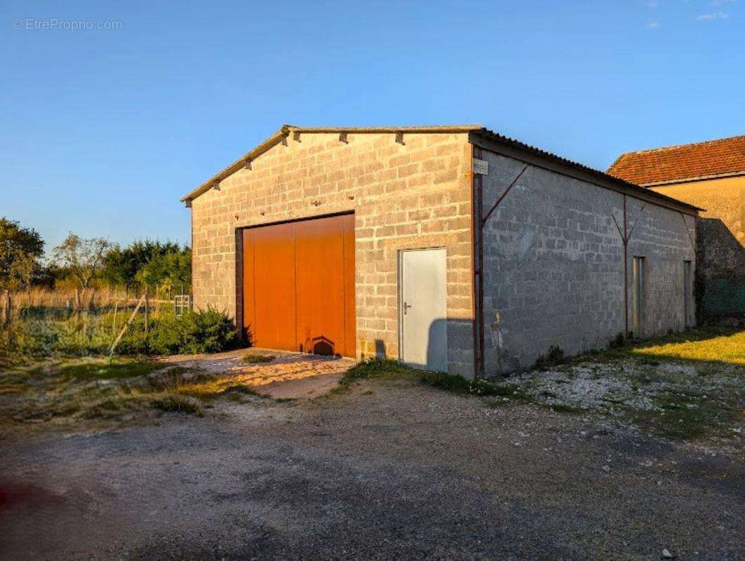 Maison à LES ARTIGUES-DE-LUSSAC