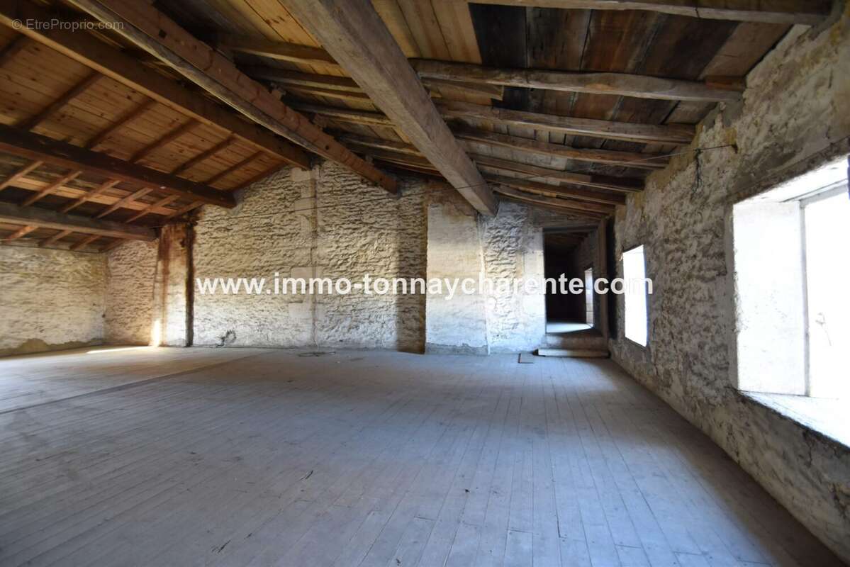 Maison 180 m² à Tonnay-Charente  - photo 2