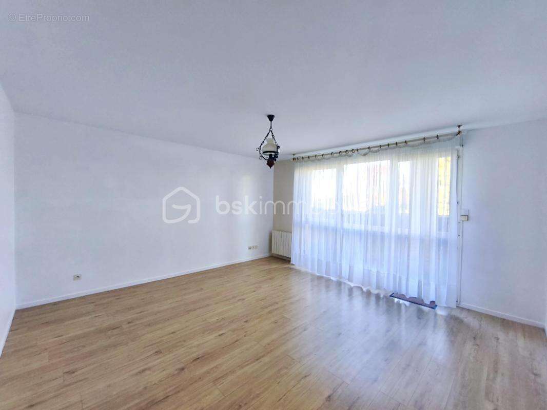 Appartement à THORIGNY-SUR-OREUSE