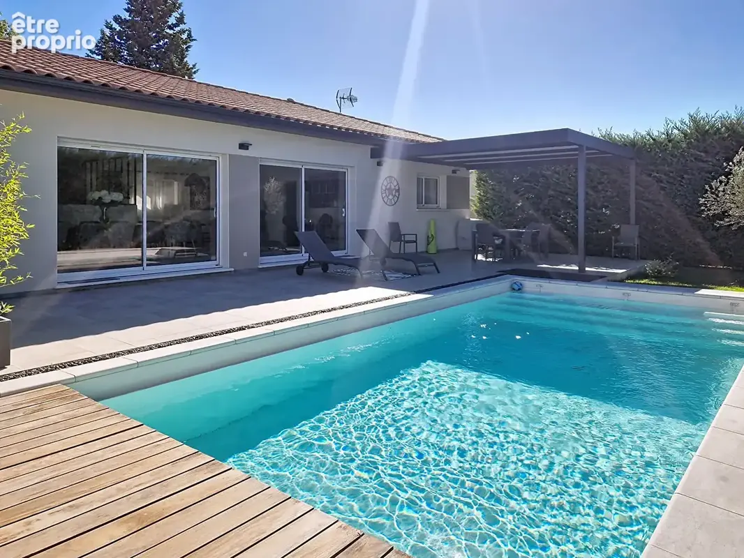 Maison Pujaut 6 pièce(s) 203 m2 habitables plus garage sur une parcelle de 1022 m² avec piscine. - photo 3