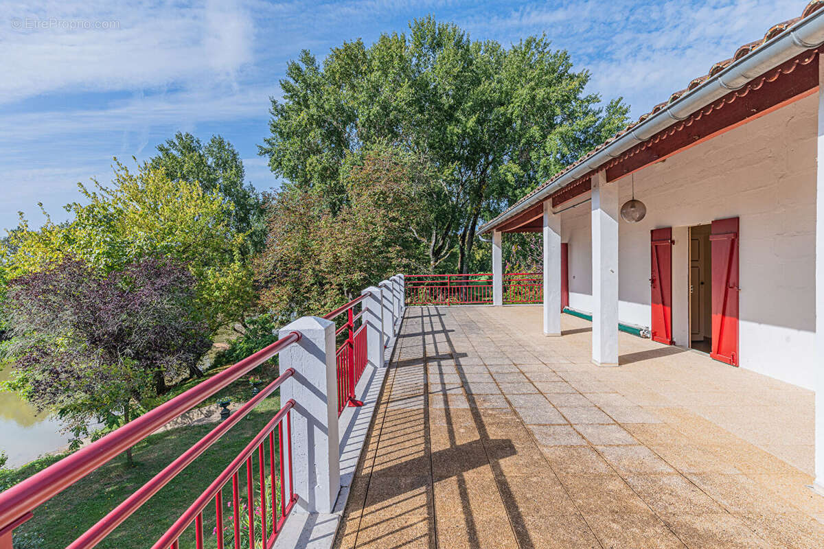 Maison de style basque alliant charme et élégance - photo 15