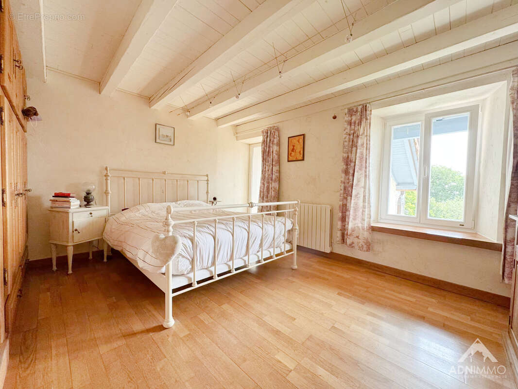 Maison à COLLONGES