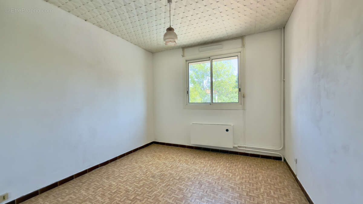 T3 de 81,06 m2 avec stationnement privatif   Beau potentiel ! - photo 6